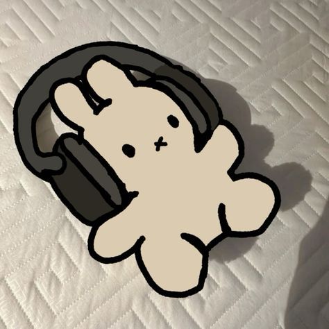 明亮極簡教室中練習瑜伽的女性